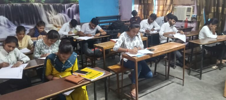 चन्द्रा क्लासेस प्रयागराज में LT और GIC परीक्षा की तैयारी ऑफ़लाइन मोड में करें। हर रविवार टेस्ट, उत्तर लेखन अभ्यास और अनुभवी शिक्षकों के मार्गदर्शन के साथ।